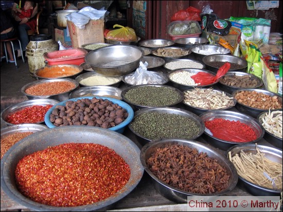 Kruidenkraam op de markt in Lijiang